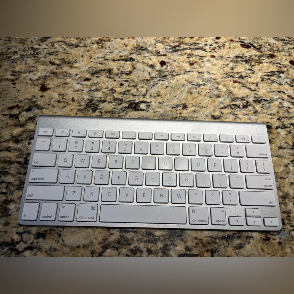 Apple Wireless Keyboard - Silver and White